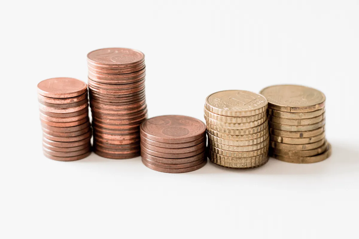 Des pièces de monnaie.
